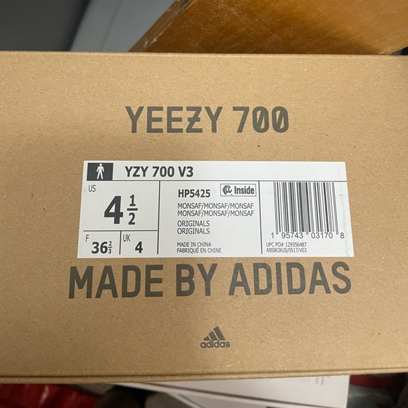 Adidas Yeezy 700 V3 - Picture 5 of 6